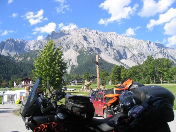 Tante Käthe vor dem Dachstein