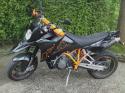 Änderungen:

16er Ritzel
MIVV Carbon
Sommerdoors (2x)
Epc Stopfen
Drehzahlmesser
Pretenderheck
Felgenrandaufkleber orange
Kettenabdeckung Carbon
Koti vorne Carbon von Akra
Acerbis Handguards orange (Rally 2)
KTM Sturzpads (vo+hi)
Lenkerpad orange
Windschild (braun, groß)
Motorradverbandstasche :grins:


Zukunft:
LED Blinker vo+hi
LED Rücklicht
Bremsflüssigkeitsbehälter vorne (Alu, schwarz)